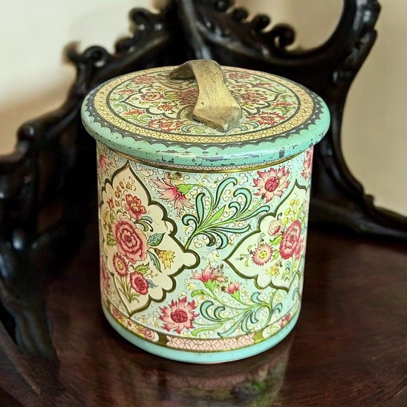 Lovely Vintage Daher Holland Embossed Round Canister Tin - Picture 4 of 14